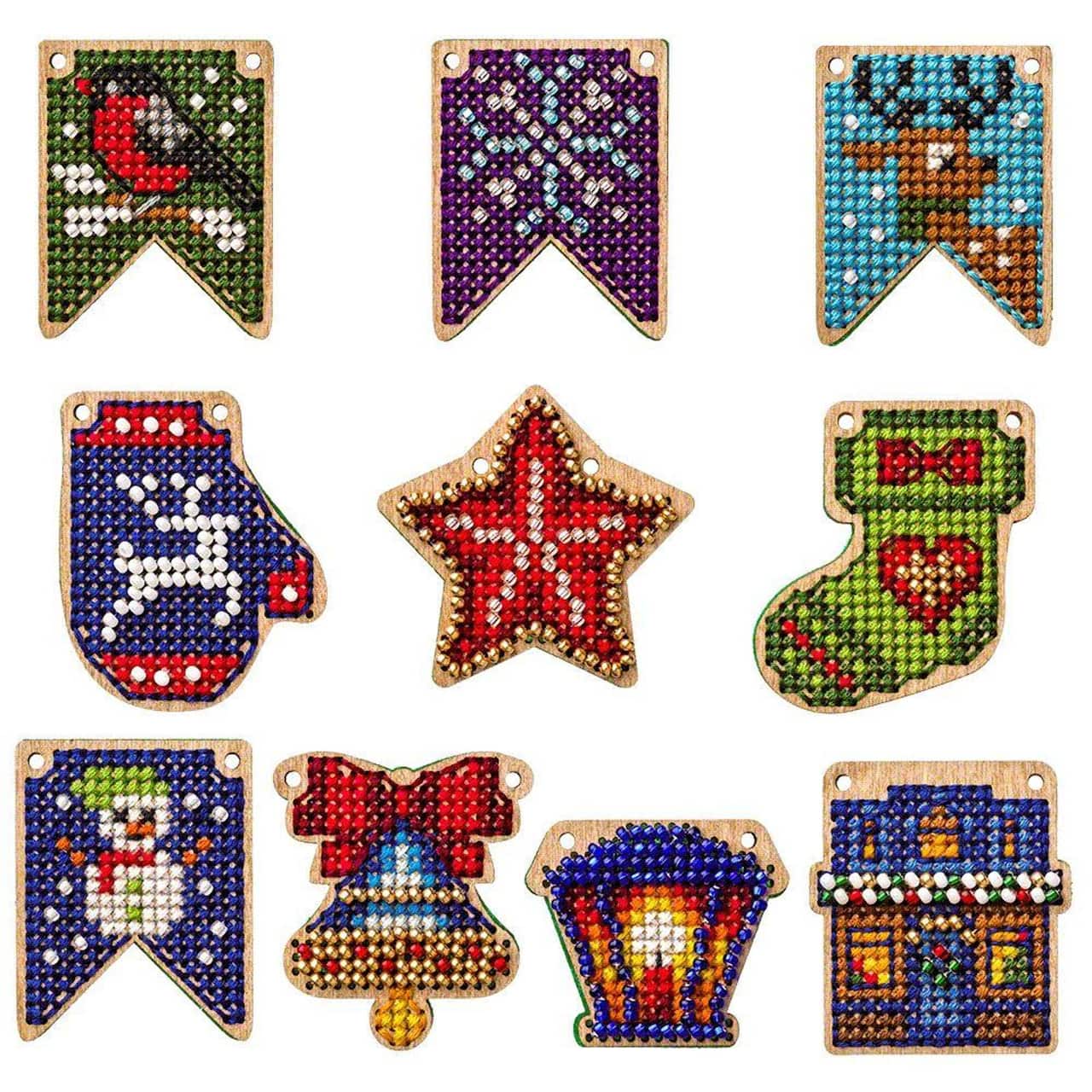 Wonderland Crafts 20 Piece Christmas Wooden Embroidery Blanks